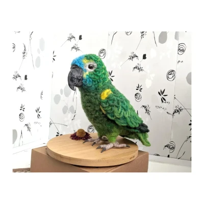 Скульптура амазонского попугая из валяной шерсти, ручная работа