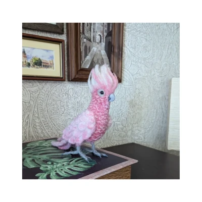 Скульптура розового какаду из валяной шерсти, ручная работа