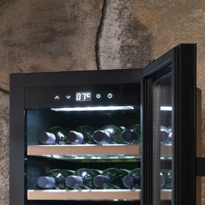 Caso | Smart Wine Cooler | WineExclusive 38 | Energy efficiency class G | Showcase | Free standing | Bottles capacity 38 bottles | Cooling type Compressor technology | Black