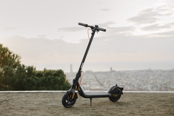 Ninebot by Segway Kickscooter F2 E, Black | Segway | Kickscooter F2 E | Up to 25 km / h | 10 " | Black