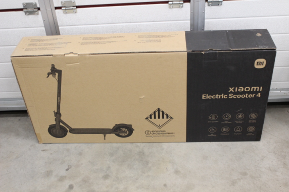 SALE OUT. Xiaomi Electric Scooter 4 EU | Xiaomi Electric Scooter 4 EU | 300 W | 25 km / h | 10 " | 6 month(s) | Black | DEMO, SCRATCHED, MISSING SCREWS
