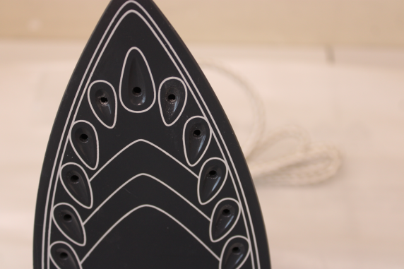 SALE OUT. Mesko MS 5037 Steam iron 2800W, Grey | Mesko MS 5037 | Steam Iron | 2800 W | Water tank capacity 170 ml | Continuous steam 35 g / min | Grey | DAMAGED PACKAGING, SCRATCHED ON KERAMIC PLATE