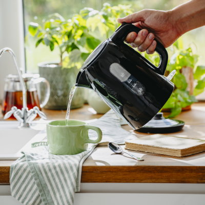 Adler Kettle | AD 1380b | Electric | 2200 W | 1 L | Polypropylene | 360° rotational base | Black