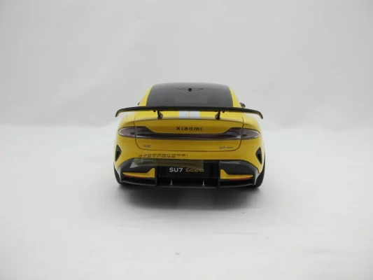 Модель автомобиля Xiaomi SU7 Ultra 1 / 18 из литья молниеносно-желтый