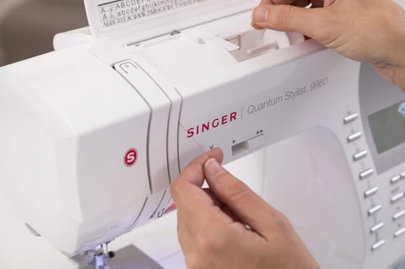 Singer  |  Sewing Machine  |  Quantum Stylist™ 9960  |  Number of stitches 600  |  Number of buttonholes 13  |  White