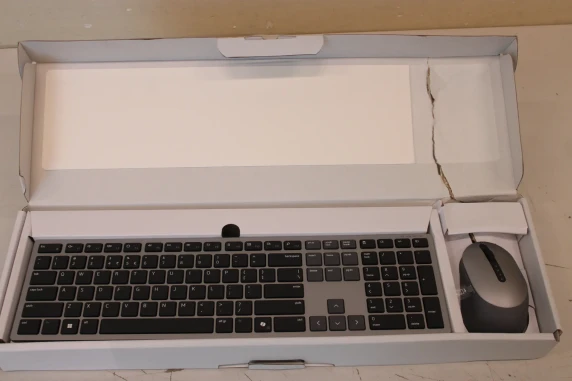 SALE OUT.  |  SALE OUT. Dell  |  Premier Multi-Device Keyboard and Mouse  |  KM7321W  |  Keyboard and Mouse Set  |  Wireless  |  Batteries included  |  US  |  DAMAGED PACKAGING, SCRATCHED ON MOUSE LOWER PART  |  Titan grey  |  Wireless connection
