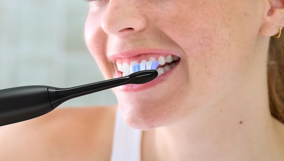 Philips rezerves suku galviņas  |  HX6052 / 88 Sonicare Sensitive  |  Galvas  |  Pieaugušajiem  |  Iekļauto suku galviņu skaits 2  |  Melns